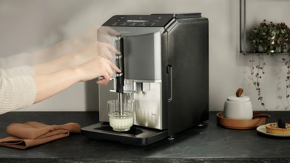 SIEMENS TF305E04 EQ300 automata kávéfőző 15 bar nyomással és tejhabosítóval – 3. kép